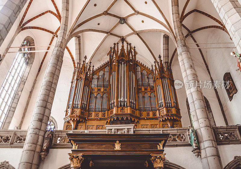 教堂风琴。宏伟的音乐在一个古老的教堂