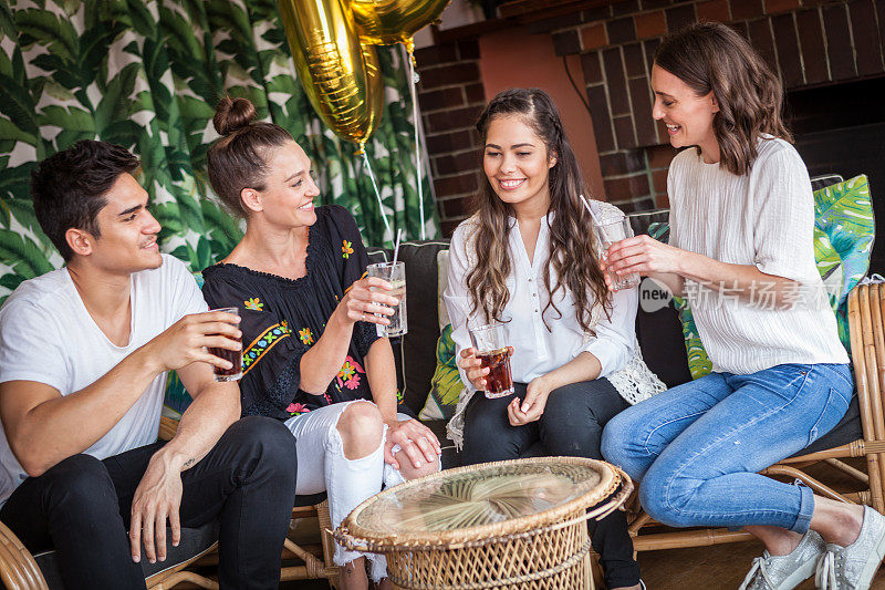 生日聚会的时间!4个年轻人在庆祝朋友的生日