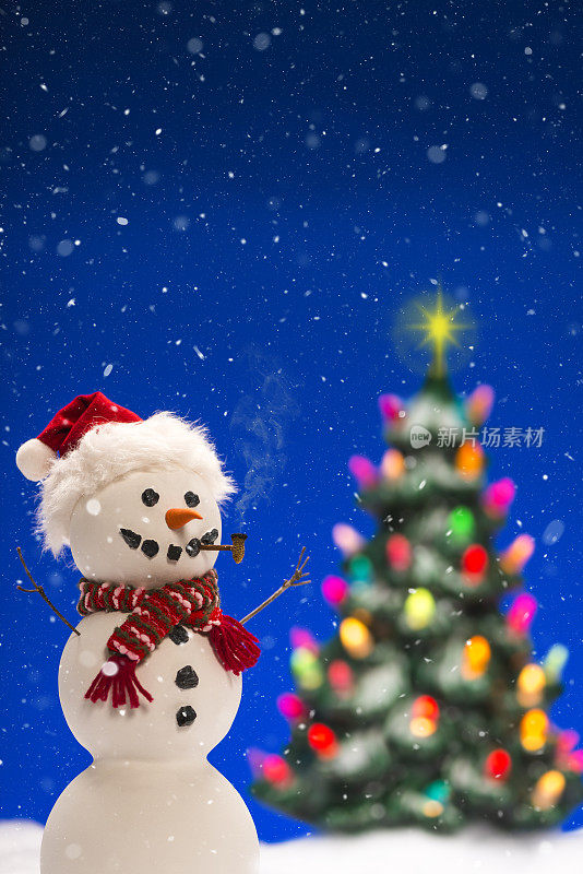 圣诞老人雪人和点亮的圣诞树