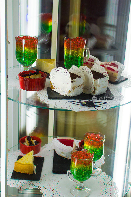 果冻和其他甜点放在透明的冰箱里