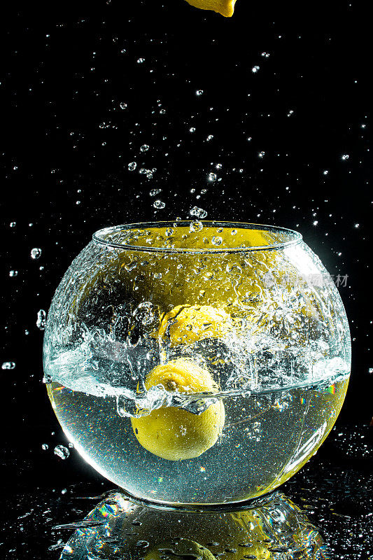 鱼缸里的柠檬，溅起水花