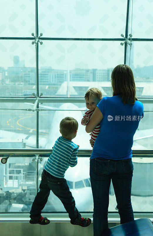 妈妈带着孩子在机场等着