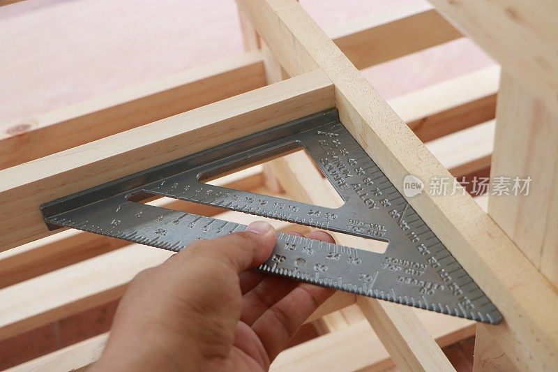木匠的手正在量木制家具的角度