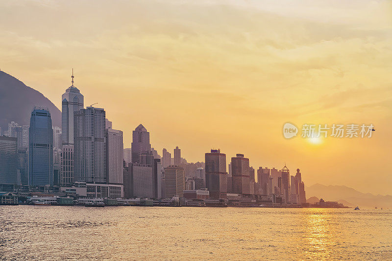 日落时美丽的香港维多利亚港