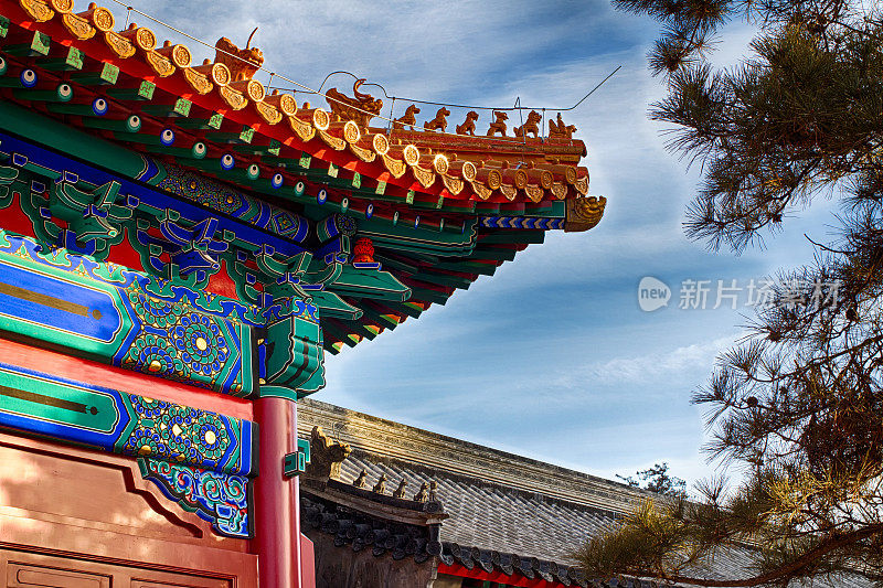 中国传统屋顶。民族风格。好鲜艳的旗帜。中国建筑中的元素。