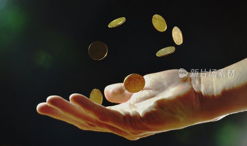 硬币漂浮在人的手上