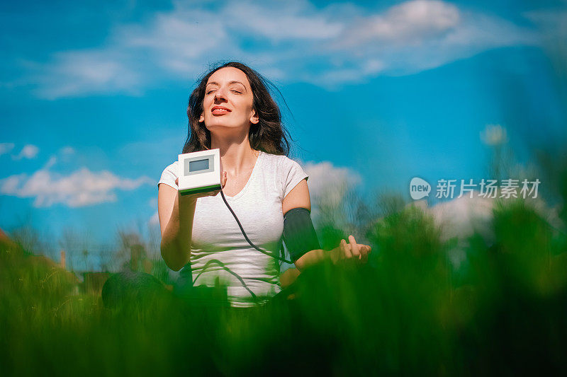 年轻女子正在测量血压