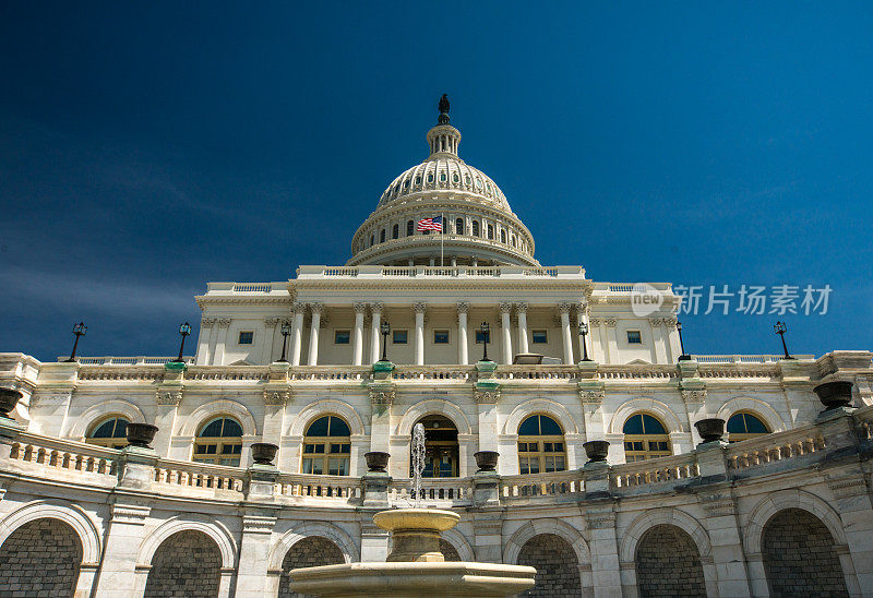 美国国会大厦西立面，喷泉和圆顶在华盛顿特区