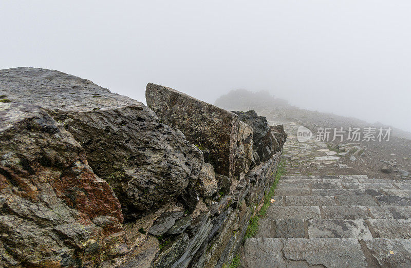 雾中斯诺登山顶的花岗岩台阶