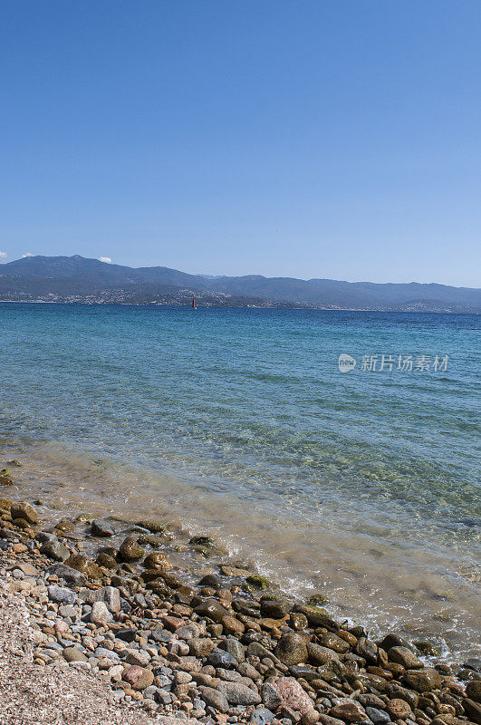科西嘉:位于科西嘉南部西海岸著名城市阿雅克肖城市海滩的地中海清澈的海水