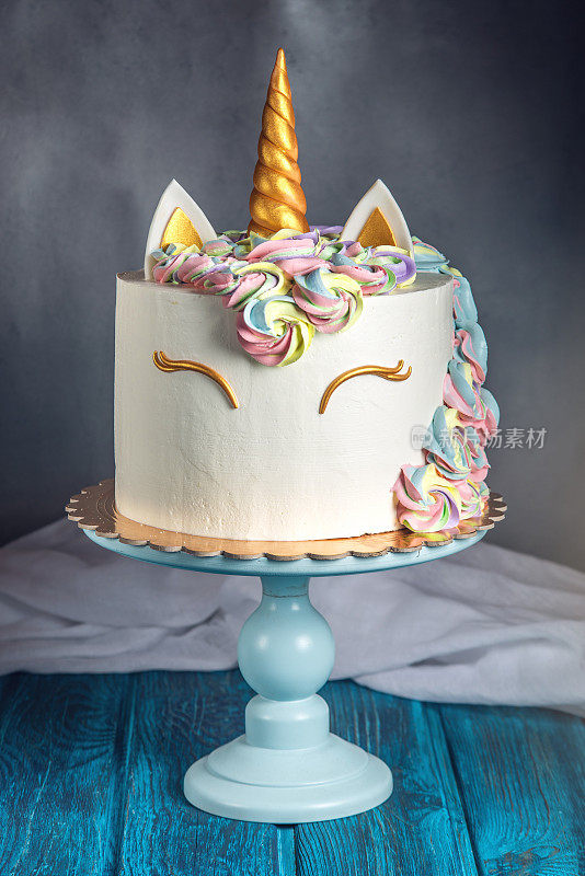 漂亮亮丽的蛋糕装饰成梦幻独角兽的形式。为孩子们的生日设计的节日甜点