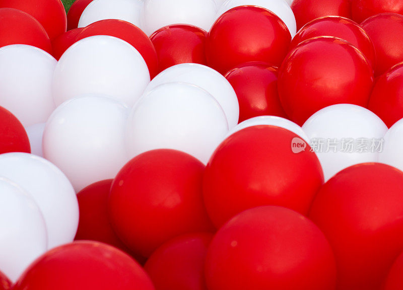 一组不同色调的红色和白色气球