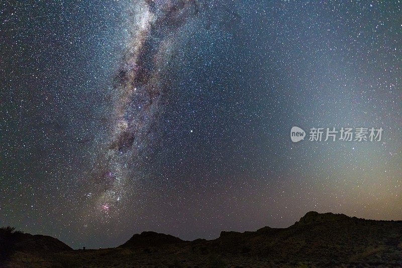 银河拱门，天上的星星，非洲纳米比亚的纳米布沙漠。左边是小麦哲伦星云。
