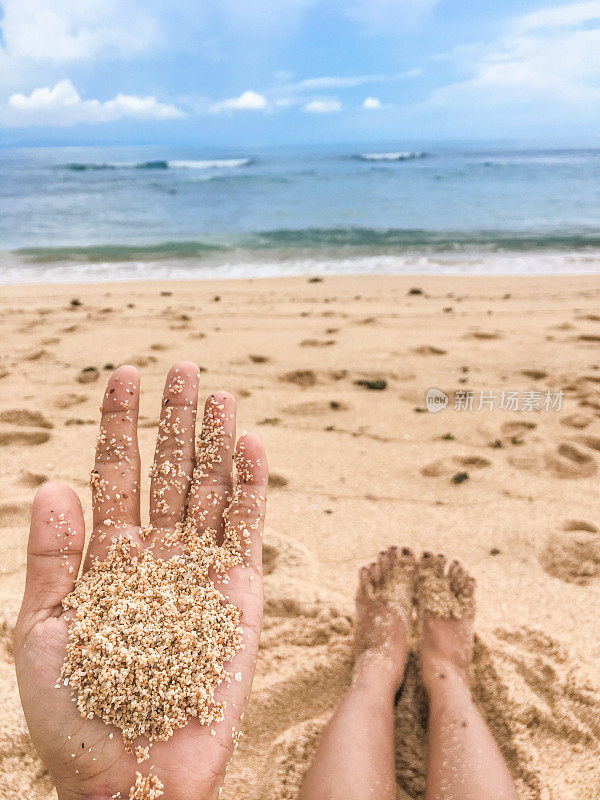 年轻女子在海滩上放松