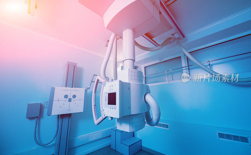 医院的x光室经典的天花板x射线系统。