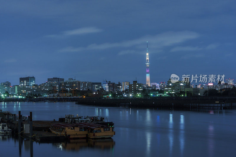 东京运河和特殊照明的东京天空树