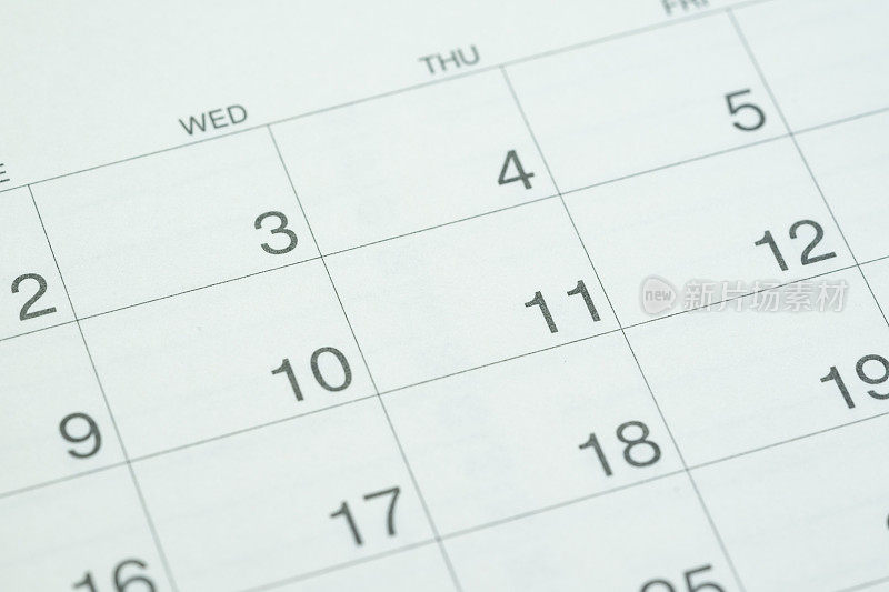 关闭的天数干净的白色桌面日历作为业务截止日期，时间流逝，年计划，事件或约会