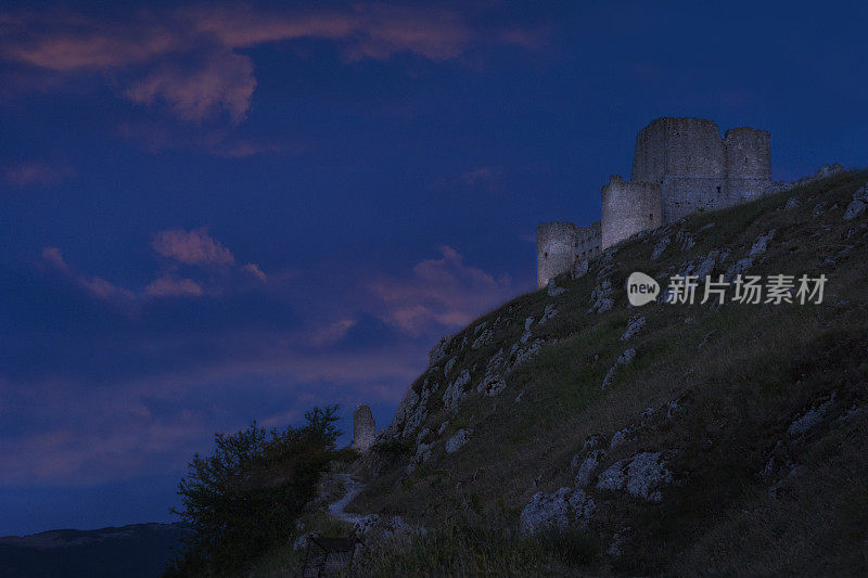 罗卡卡拉西奥城堡夜景