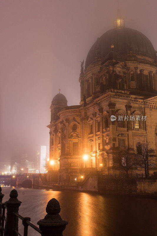 柏林大教堂受狂欢，夜间长时间曝光