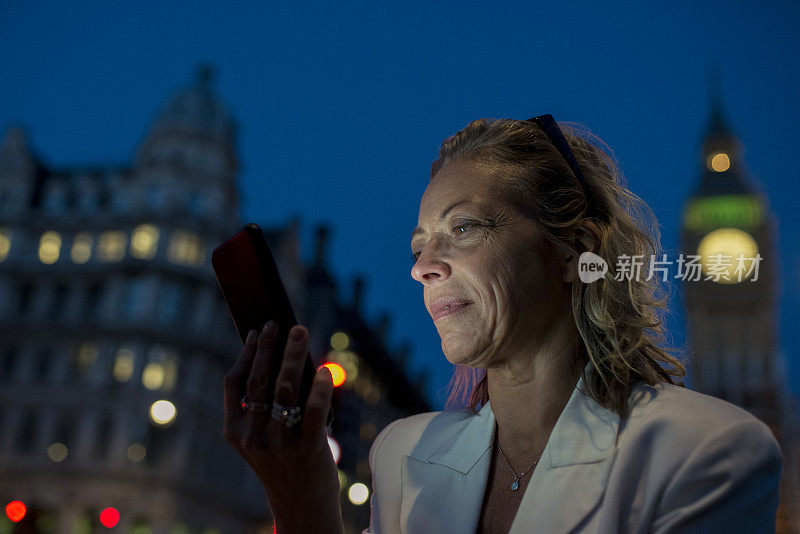 女人在晚上查看邮件