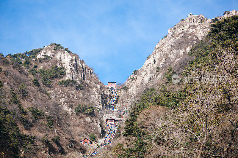 中国泰山的戏剧性楼梯