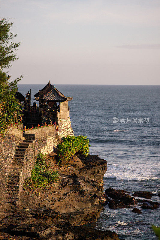 巴厘岛日落时的水神庙