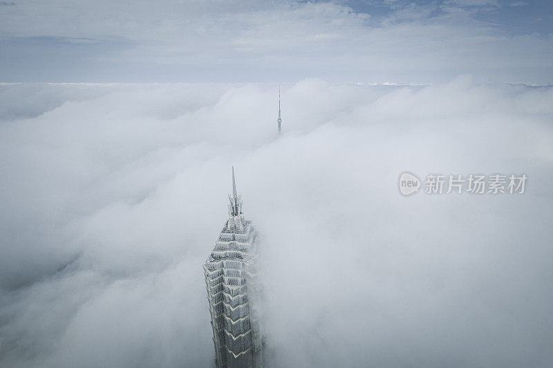 浓雾笼罩着上海的天际线。