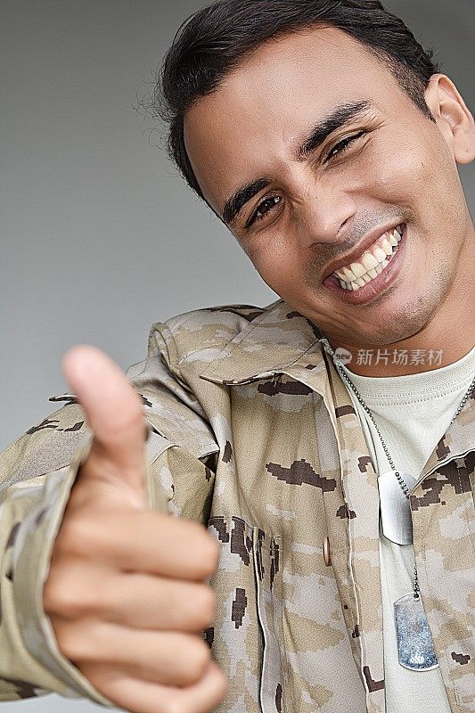 少数民族男性士兵竖起大拇指