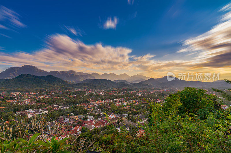 在老挝琅勃拉邦日落的长曝光景观。