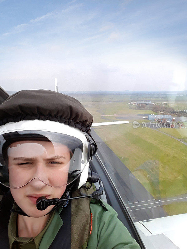 英国皇家空军少年学员乘坐一架小型飞机飞行