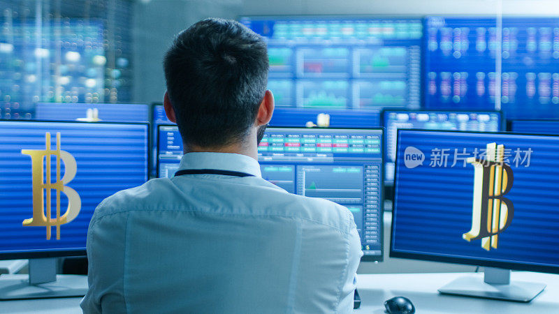 证券交易所交易员在他的工作站使用加密货币。屏幕显示股票号码和图表。