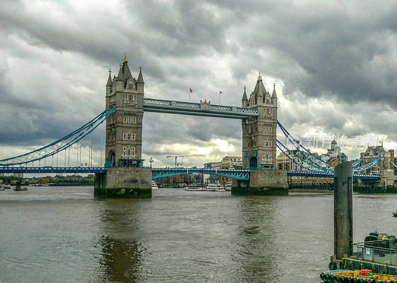 伦敦的天际线:日落时分从塔桥到伦敦桥，英国