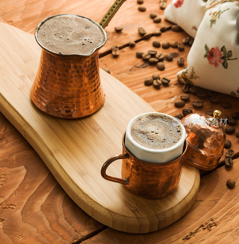 土耳其咖啡和咖啡壶与烘咖啡豆