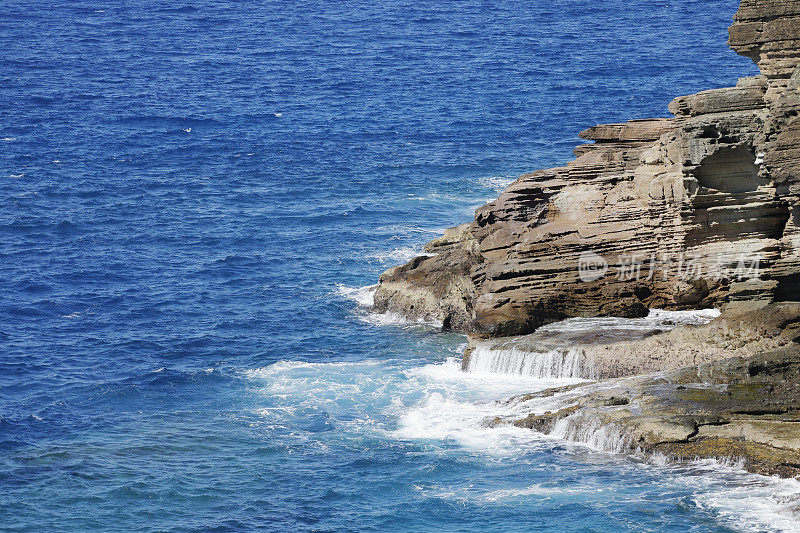 海浪袭击安提瓜多岩石的海岸线