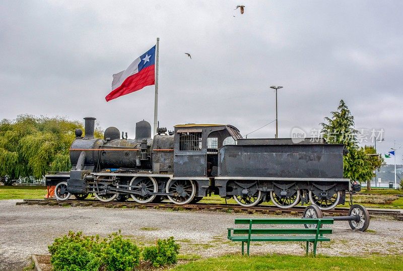 在智利蒙特港展出的老式火车引擎
