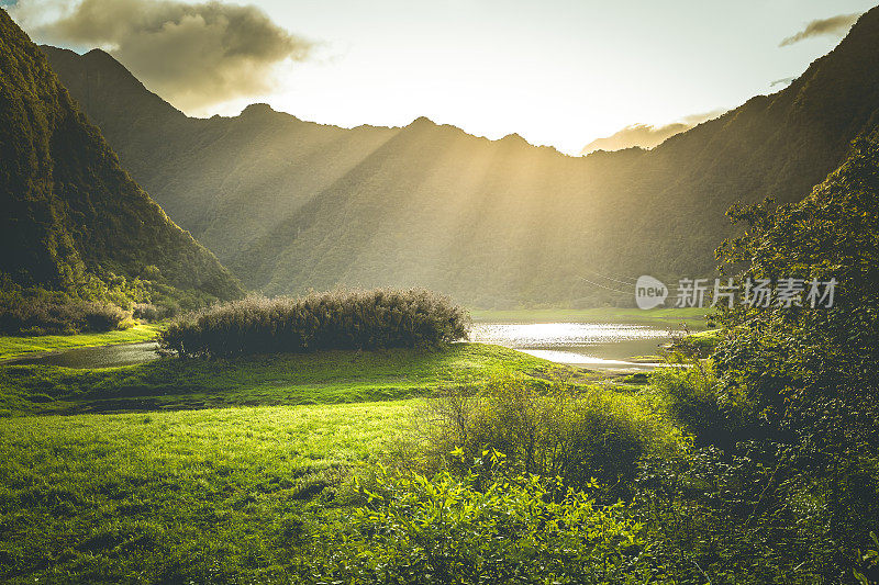 阳光在大Étang湖Réunion岛，马斯卡伦岛