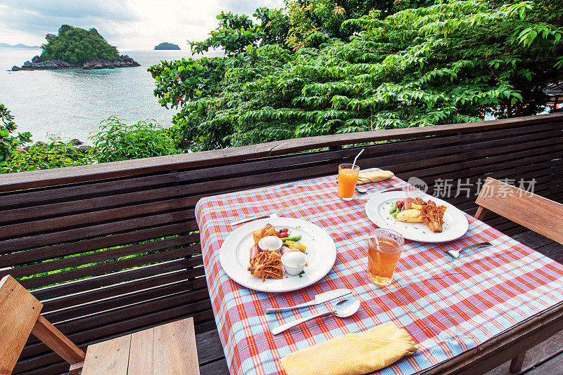 在海景平台上享受美味早餐