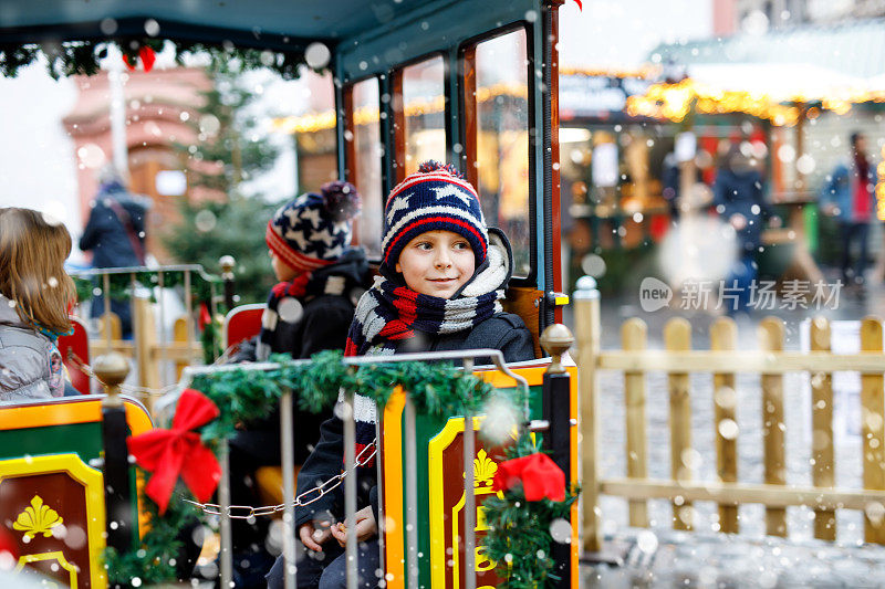 圣诞市场上旋转木马上的小男孩