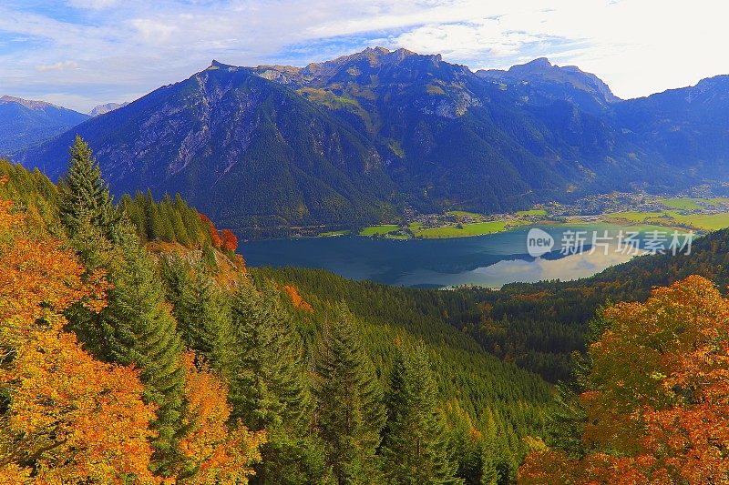 金秋时节，奥地利的阿钦湖和泰洛卡温德尔阿尔卑斯山