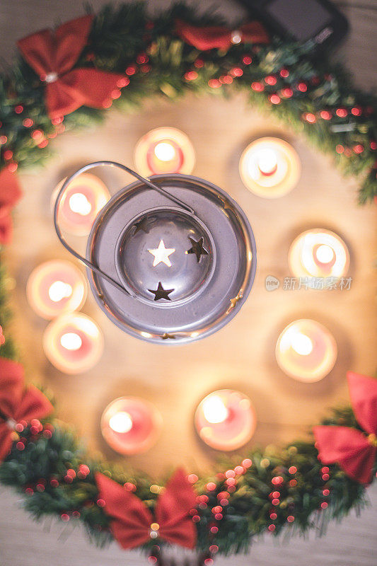 灯笼与蜡烛背景的圣诞装饰与花环。