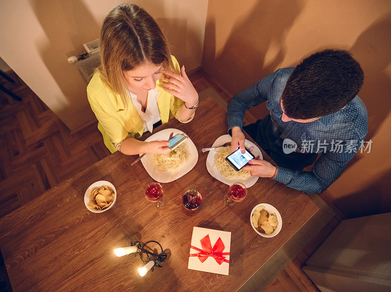 情侣在浪漫晚餐时打电话