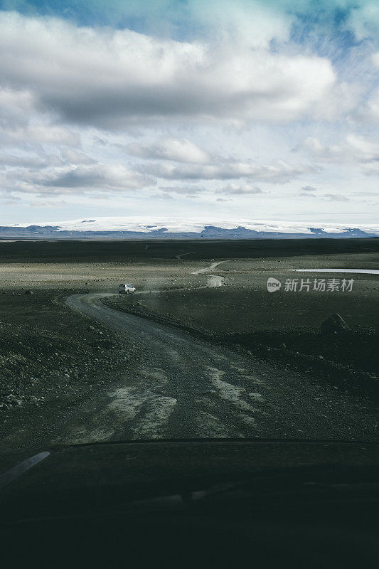 开车穿过冰岛高地的砾石路