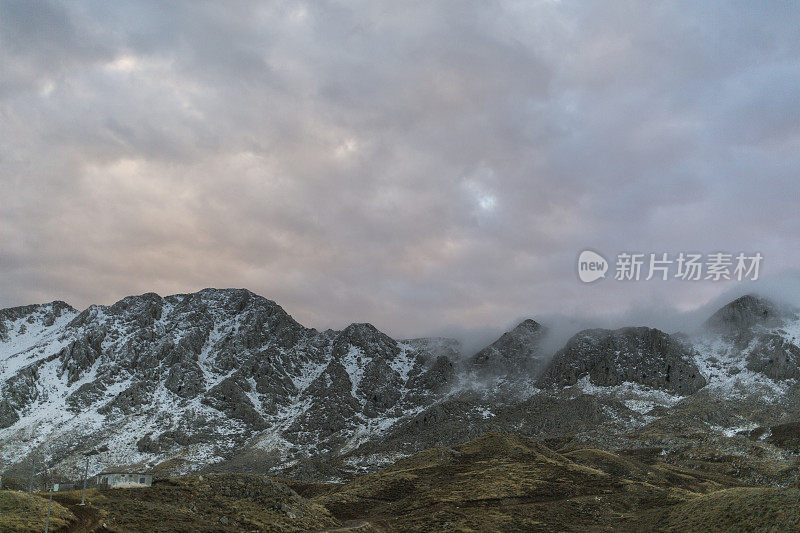 雪山上流下来