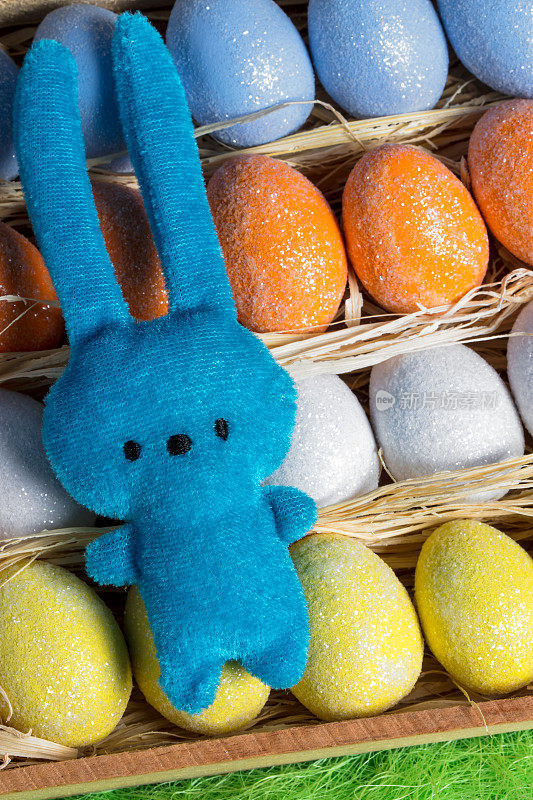 带着复活节彩蛋的复活节兔子
