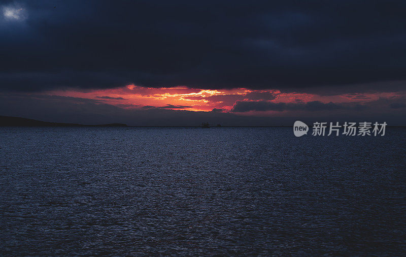 海上美丽的日落