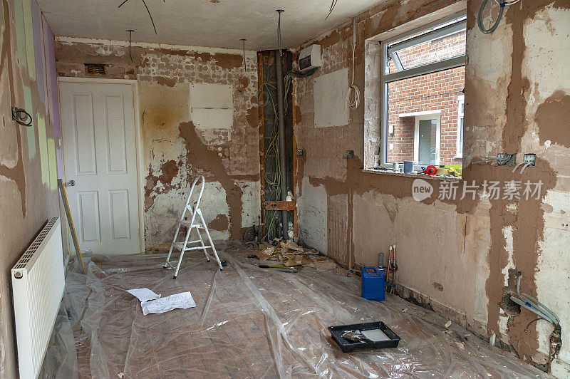 在建筑工作的准备阶段，正在进行厨房翻新的房子内部。