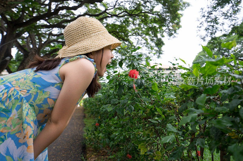 手持鲜花的少女