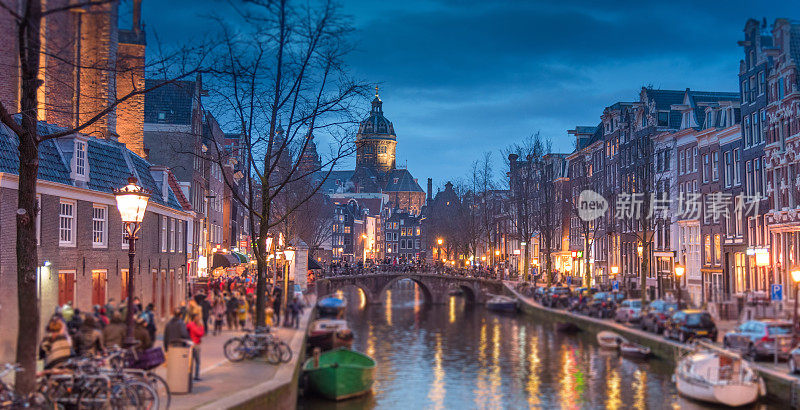 阿姆斯特丹运河，北荷兰，荷兰王国。街道和阿姆斯特丹运河，自行车和自行车，游艇，生活船。