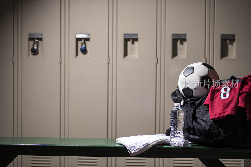 足球，学校体育馆更衣室的运动器材。