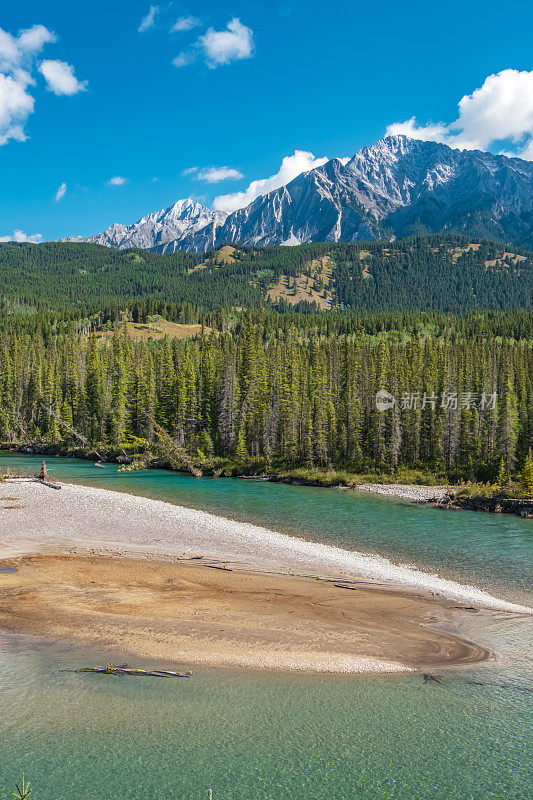 弓河和加拿大落基山脉景观